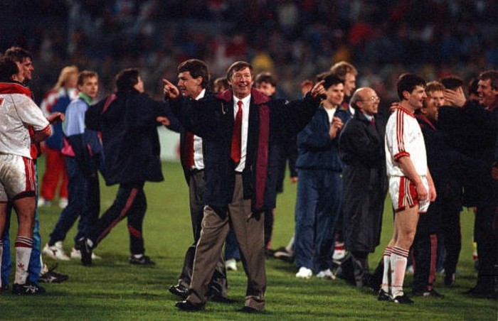 Ăn mừng sau khi đánh bại Barcelona 2-1 để đoạt Siêu cúp châu Âu năm 1991.